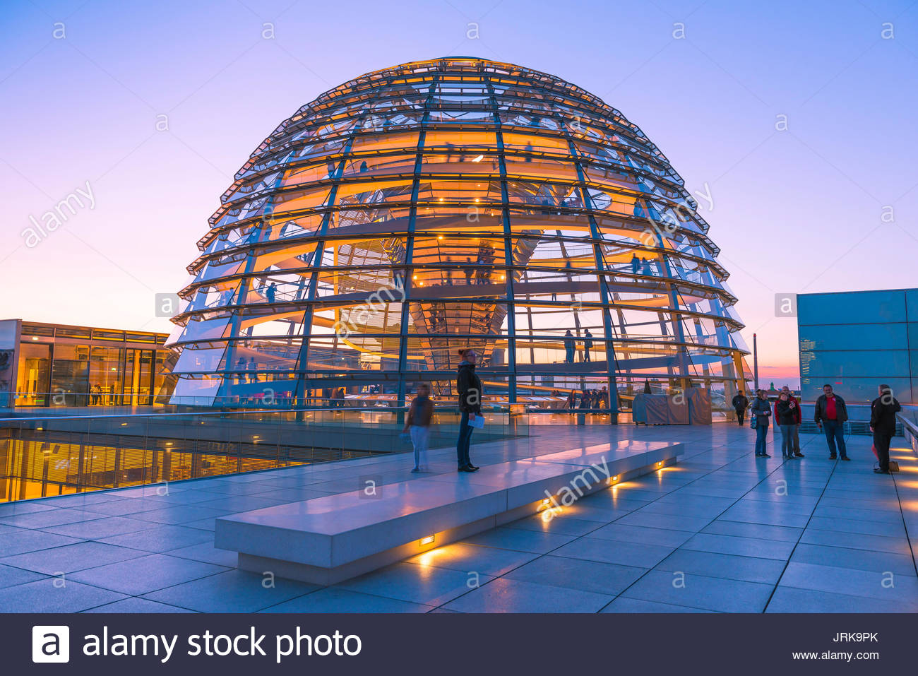 berlin-reichstag-dome-the-glass-cupola-or-dome-on-the-roof-of-the-JRK9PK.jpg